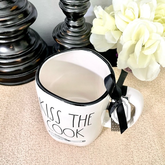 NWT Rae Dunn KISS THE COOK Ceramic Mug - Picture 4 of 4